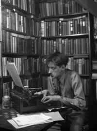 Ο συγγραφέας του Psycho, Robert Bloch, που γράφει στο γραφείο του, δεκαετία του 1950.  Το μυθιστόρημα είναι συν...