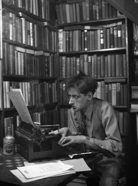 Ο συγγραφέας του Psycho, Robert Bloch, που γράφει στο γραφείο του, δεκαετία του 1950. 1
