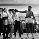 Οι Beatles ποζάρουν με τον "The Greatest", τον Muhammad Ali στο γυμναστήριο Fifth Street στο Mi...