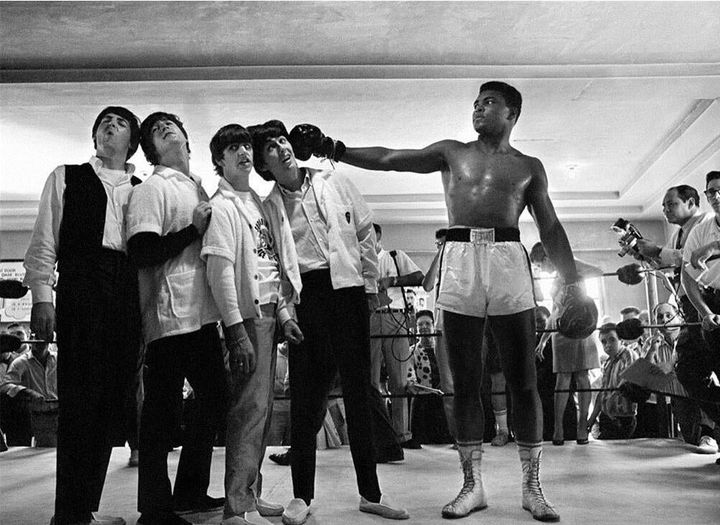 Οι Beatles ποζάρουν με τον "The Greatest", τον Muhammad Ali. 1