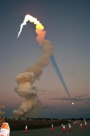 Στην εντυπωσιακή αυτή φωτογραφία από τις 7/2/2001, βλέπουμε την εκτόξευση του δι...
