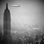 Το γερμανικό ζέπελιν Hindenburg επιπλέει δίπλα από το Empire State Building πάνω από τη Manha...