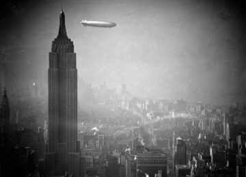 Το γερμανικό ζέπελιν Hindenburg επιπλέει δίπλα από το Empire State Building πάνω από τη Manha...