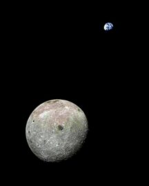 Φωτογραφία της Γης και της Σελήνης που τραβήχτηκε από το κινεζικό διαστημόπλοιο