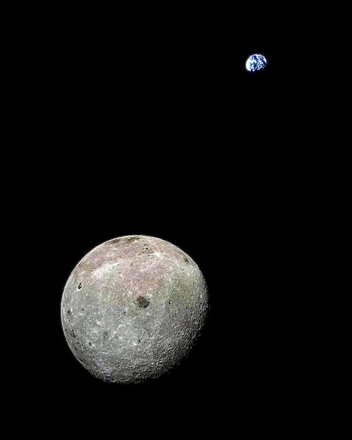 Φωτογραφία της Γης και της Σελήνης που τραβήχτηκε από το κινεζικό διαστημόπλοιο 1