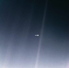 Φωτογραφία της Γης με τίτλο «χλωμή μπλε κουκκίδα» η οποία αποτυπώθηκε από την δι