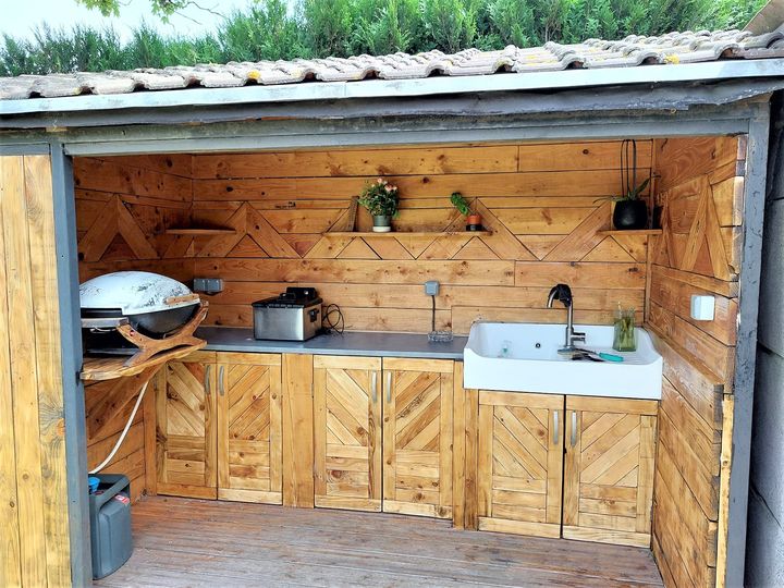 κουζίνα εξωτερικού χώρου με ξύλινη παλέτα 1