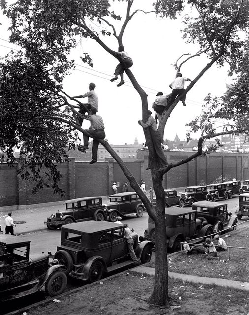 Άνθρωποι που παρακολουθούν έναν αγώνα μπέιζμπολ των Chicago Cubs έξω από το Wrigley Field το 1932. 1