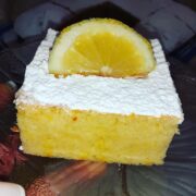 Ένα κέικ αφρός με άρωμα μπόλικου λεμονιού...