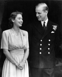 Επίσημη φωτογραφία της πριγκίπισσας Ελισάβετ με τον αρραβωνιαστικό της Phillip Mountbatten στο...