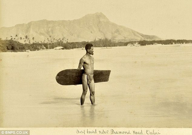 Ο πρώτος σέρφερ κάπου το 1890 σε μια παραλία της Χαβάης. 1
