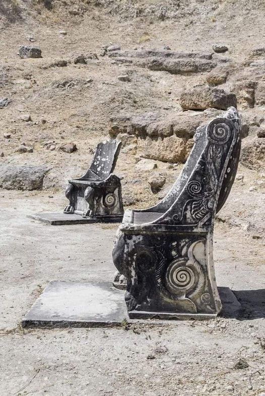 Μαρμάρινοι θρόνοι 2000 ετών. στο Αρχαίο Θέατρο Αμφιαρείου Ωρωπού... 1