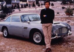 Ο Pierce Brosnan και η Aston Martin DB5 στα γυρίσματα του Goldeneye (1995).