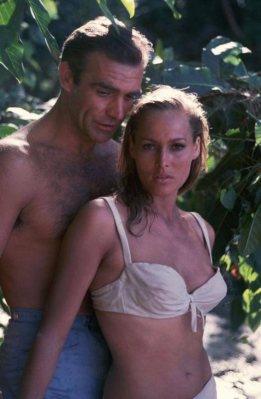 Ο Sean Connery και η Ursula Andress στο Doctor No (1962). 1