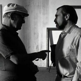 Ο Αμερικανός ηθοποιός Τσαρλς Σκορσέζε (1913 - 1993) (αριστερά) μιλάει με τον γιο του, έναν...