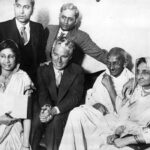 Ο Μαχάτμα Γκάντι (2 Οκτωβρίου 1869 - 30 Ιανουαρίου 1948) σε μια ομαδική φωτογραφία συμπεριλαμβανομένου του C...