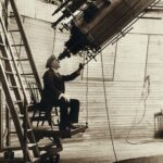 Ο Πέρσιβαλ Λόουελ παρατηρεί την Αφροδίτη κατά τη διάρκεια της ημέρας από την καρέκλα του παρατηρητή του...