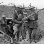 Στρατιώτες από τη Νέα Ζηλανδία ποζάρουν με ένα γερμανικό αντιαρματικό τουφέκι Mauser M1918.  (WW...