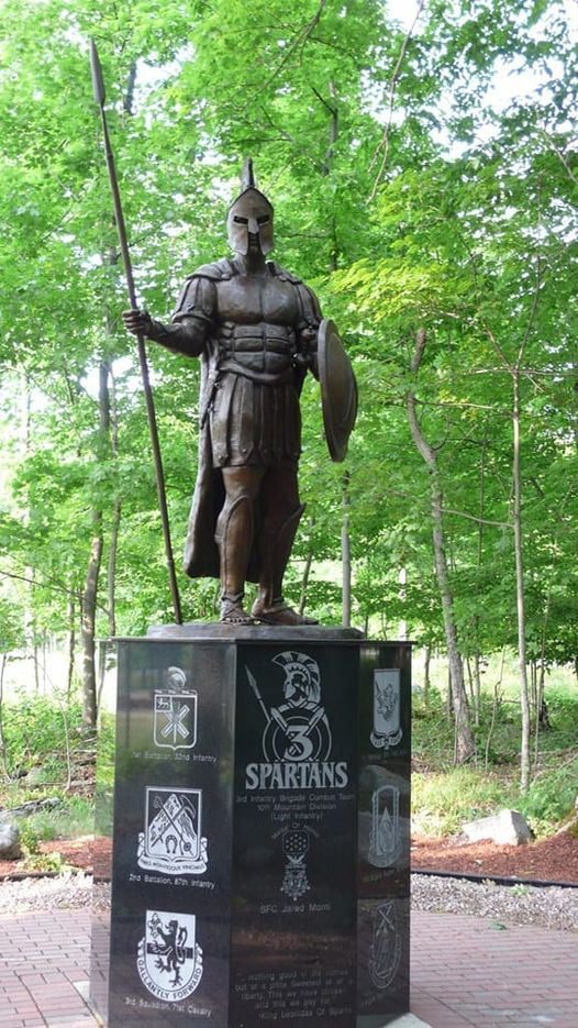 Το άγαλμα του Λεωνίδα, στην πύλη στρατοπέδου στην Αμερική! 1