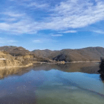 Η εντυπωσιακή λίμνη του Θησαυρού εκτείνεται κατά μήκος της παλιάς κοίτης του ποτ...
