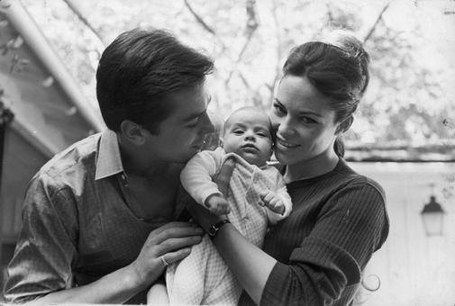 Ο Alain, η Nathalie και ο Anthony Delon. 1964.... 3