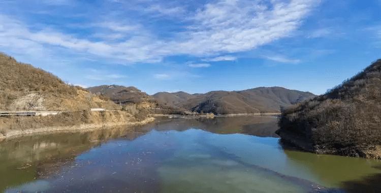 Η εντυπωσιακή λίμνη του Θησαυρού εκτείνεται κατά μήκος της παλιάς κοίτης του ποτ... 1