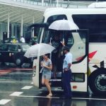 Ιαπωνία - Αυτός ο οδηγός λεωφορείου κρατάει την ομπρέλα του πάνω από τους ανθρώ...