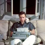 Ο Μάρλον Μπράντο στο σπίτι με τη γάτα του, 1954...
