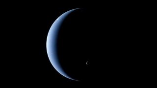 Ο Ποσειδώνας με τον μεγαλύτερο από τους 14 φυσικούς δορυφόρους του, τον Τρίτωνα,...