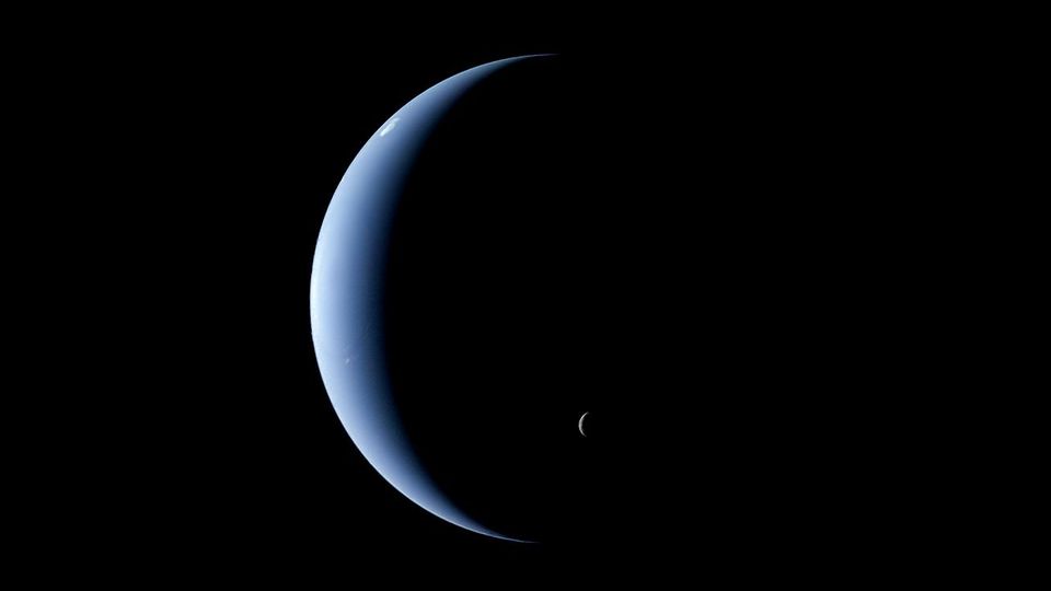 Ο Ποσειδώνας με τον μεγαλύτερο από τους 14 φυσικούς δορυφόρους του. 1