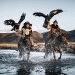 «Οι δύο κυνηγοί αετών παραπάνω είναι αδερφοί και αδερφές που ζουν στα υψίπεδα της...