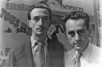 Πορτρέτο των σουρεαλιστών καλλιτεχνών Salvador Dali (αριστερά) και Man Ray στο Παρίσι (δεξιά)...