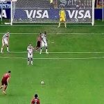 Στο Παγκόσμιο Κύπελλο του 2014, ο Νόϊερ σε φάουλ του Κριστιάνο Ρονάλντο έξω από ...