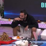 Big Brother | Ο Νίκος κρίνει τα μελομακάρονα και τους κουραμπιέδες | 07/12/2021